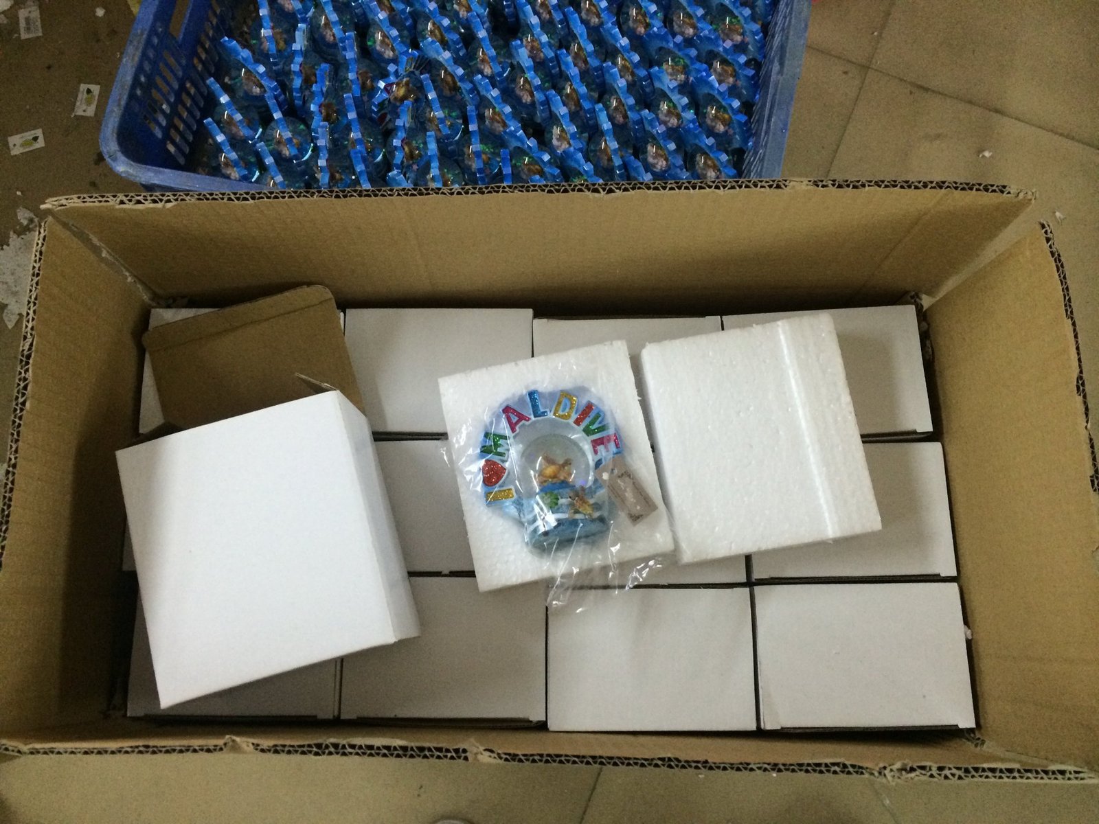 Bulk carton with bubble-wrapped pieces